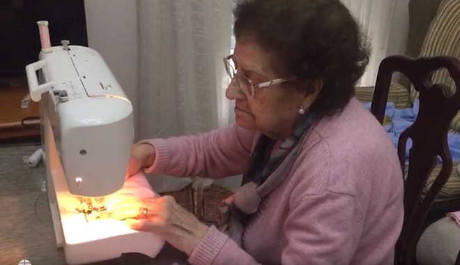 Κορονοϊός – Ισπανία: Μια 84χρονη ράβει καθημερινά μάσκες για να βοηθήσει τα νοσοκομεία