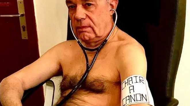 Γαλλία: Γιατρός πόζαρε γυμνός καταγγέλοντας ανετοιμότητα και έλλειψη προστασίας