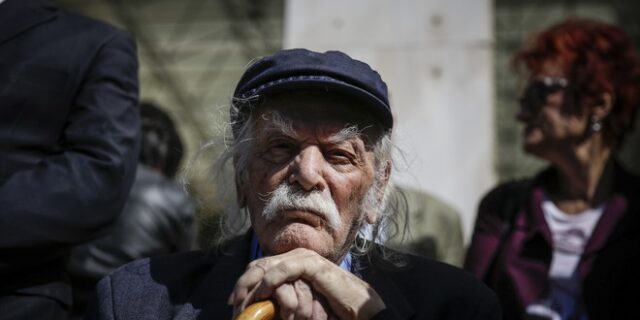 Μανώλης Γλέζος: Το “αντίο” του κόσμου από τα μπαλκόνια σε έναν πραγματικό ήρωα