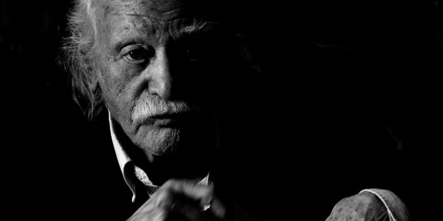 Αποχαιρετισμός στον Μανώλη Γλέζο από το μπαλκόνι του σπιτιού μας