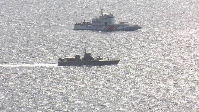 Βίντεο: Ελληνικά πλοία αποτρέπουν βάρκες προσφύγων, τουρκικά τις σπρώχνουν πίσω