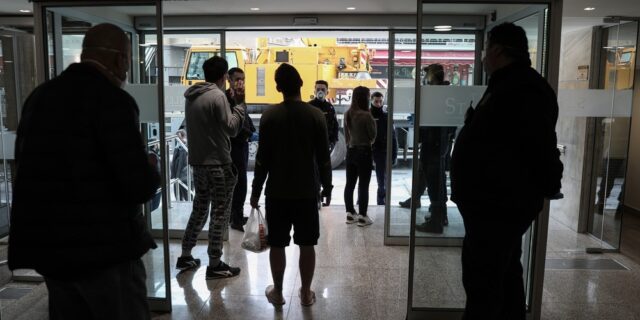Άρχισαν να φεύγουν από το ξενοδοχείο του Μεταξουργείου οι υγιείς ταξιδιώτες από Ισπανία