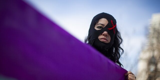 Παγκόσμια Ημέρα της Γυναίκας: Συγκλονιστικά καρέ από γυναίκες που βγήκαν στους δρόμους