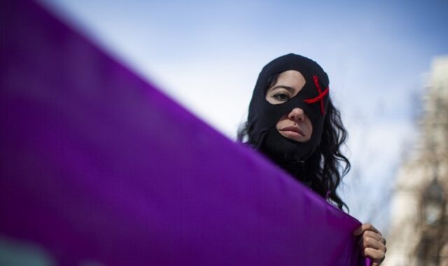 Παγκόσμια Ημέρα της Γυναίκας: Συγκλονιστικά καρέ από γυναίκες που βγήκαν στους δρόμους