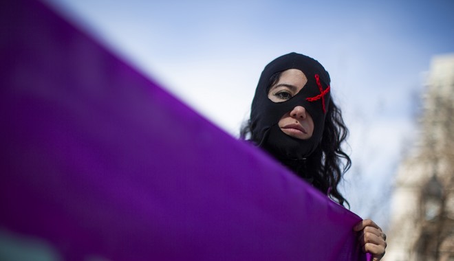 Παγκόσμια Ημέρα της Γυναίκας: Συγκλονιστικά καρέ από γυναίκες που βγήκαν στους δρόμους