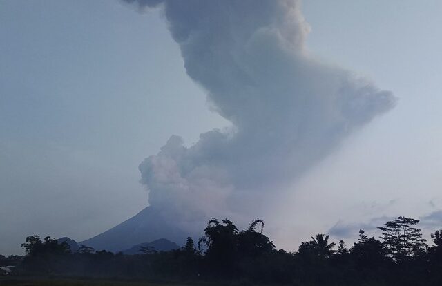 Ινδονησία: Ηφαιστειακή έκρηξη σκοτείνιασε τον ουρανό