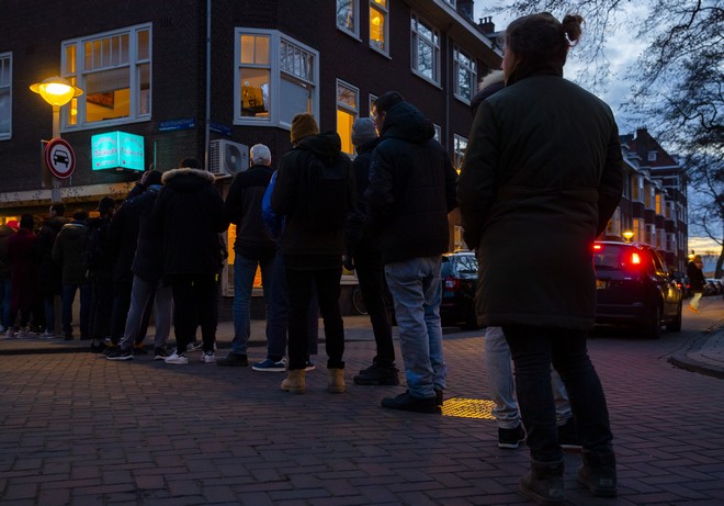 Κορονοϊός στην Ολλανδία: Ξανανοίγουν τα coffee shops