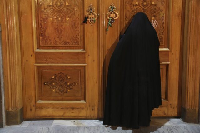 Κορονοϊός: Φανατικοί μουσουλμάνοι εισβάλλουν σε τεμένη του Ιράν