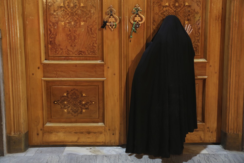 Κορονοϊός: Φανατικοί μουσουλμάνοι εισβάλλουν σε τεμένη του Ιράν