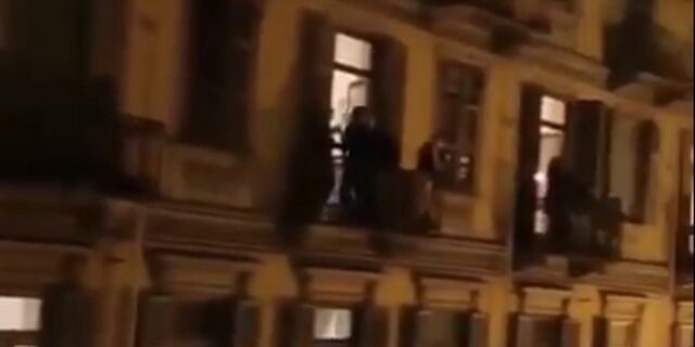 Κορονοϊός-Ιταλία: Ο κόσμος βγήκε στα μπαλκόνια και τραγούδησε Black Sabbath