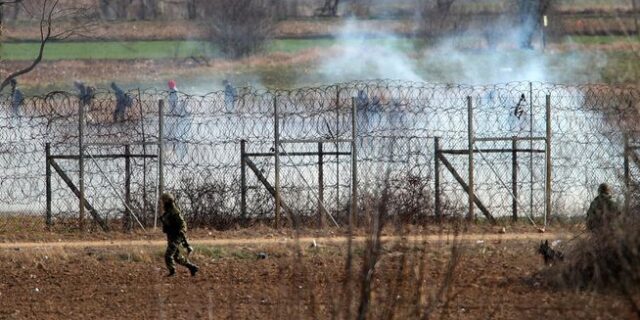 Έβρος: Νέα επεισόδια στις Καστανιές με δακρυγόνα και φωτιές