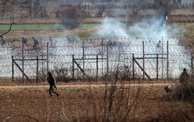Έβρος: Νέα επεισόδια στις Καστανιές με δακρυγόνα και φωτιές