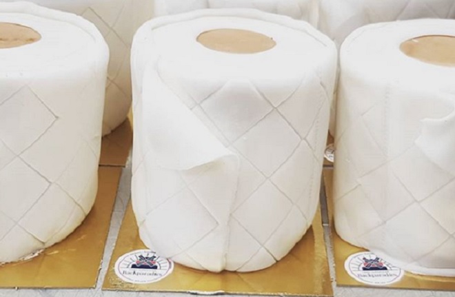 Κορονοϊός-Γερμανία: Φτιάχνει κέικ σε σχήμα ρολού τουαλέτας και γίνονται ανάρπαστα