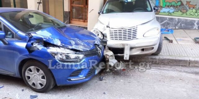 Λαμία: Μηχάνημα κύλησε σε κατηφόρα και σμπαράλιασε έξι αυτοκίνητα