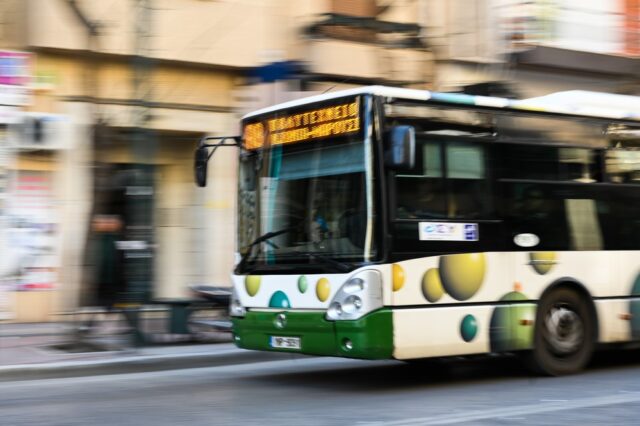 Εικόνες συνωστισμού στα λεωφορεία, χωρίς μάσκες και εισιτήρια