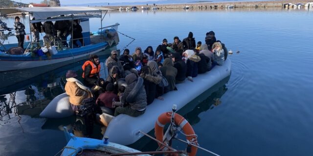 Λέσβος: Μπλόκο κατοίκων για να μην αποβιβαστούν πρόσφυγες – Προπηλακισμοί και βρισιές