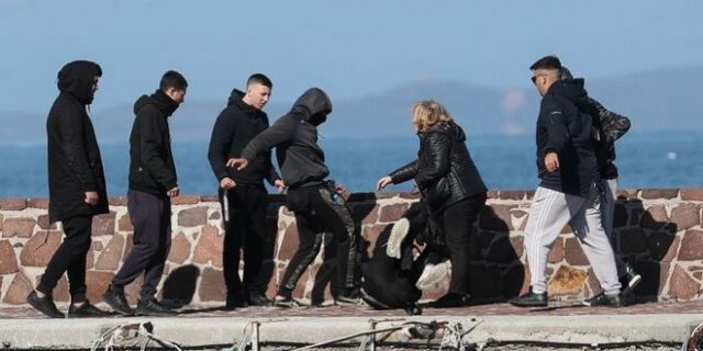 Ο ξυλοδαρμός δημοσιογράφου στη Λέσβο έγινε θέμα στην Independent