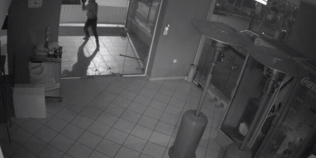 Καρέ-καρέ: Έτσι έκλεβαν καταστήματα στην Αγία Βαρβάρα