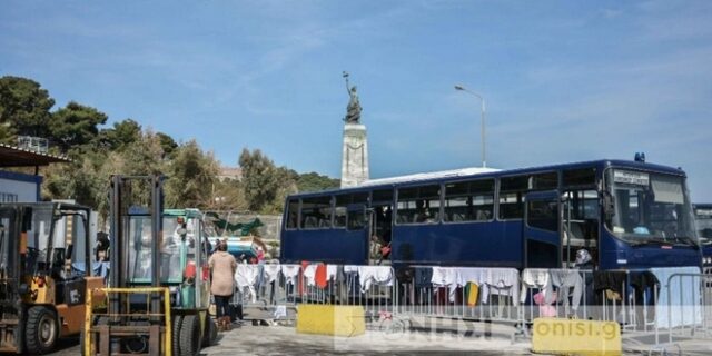 Λέσβος: Άτυπος καταυλισμός προσφύγων και μεταναστών στο λιμάνι της Μυτιλήνης