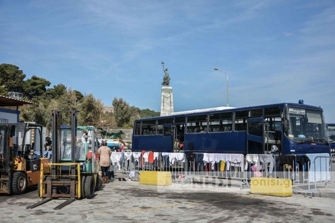 Λέσβος: Άτυπος καταυλισμός προσφύγων και μεταναστών στο λιμάνι της Μυτιλήνης