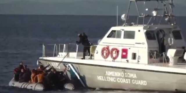 Σαντορινιός: “Βίντεο δείχνουν σκάφη του Λιμενικού να απωθούν βίαια βάρκες μεταναστών”