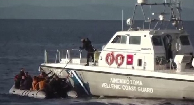Σαντορινιός: “Βίντεο δείχνουν σκάφη του Λιμενικού να απωθούν βίαια βάρκες μεταναστών”