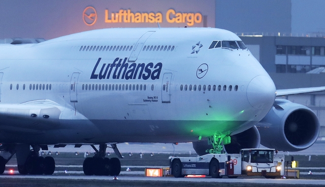 Η Boeing εξετάζει μείωση του προσωπικού της κατά 10%