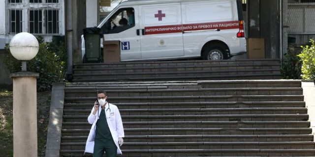 Βόρεια Μακεδονία: Ρεκόρ κρουσμάτων – Πάνε μαζικά στη Σερβία για να εμβολιαστούν