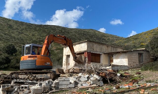 Το ΥΠΕΝ ξεκίνησε την κατεδάφιση αυθαίρετων από τη Μακρόνησο