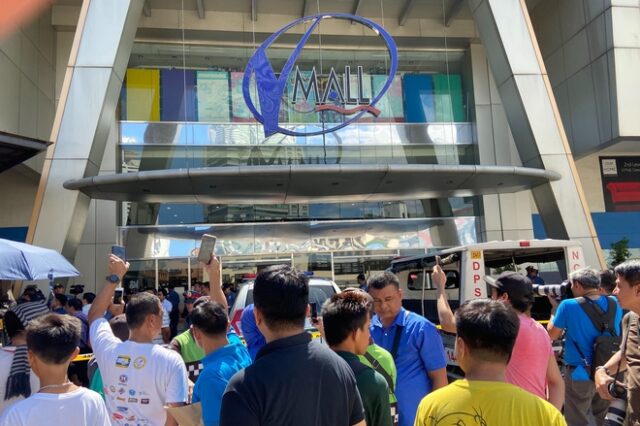 Φιλιππίνες: Ένοπλος κρατά δεκάδες ομήρους σε εμπορικό κέντρο στη Μανίλα