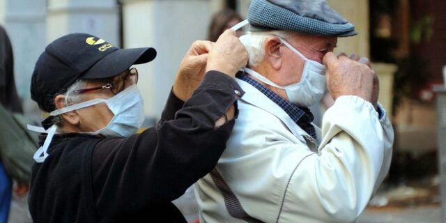 Κορονοϊός: Απειλεί ηλικιωμένους, αλλά και 50αρηδες