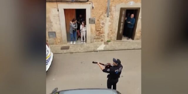 Κορονοϊός-Ισπανία: Αστυνομικοί τραγουδούν σε οικογένειες που είναι σε καραντίνα