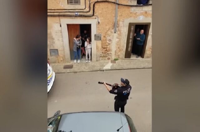 Κορονοϊός-Ισπανία: Αστυνομικοί τραγουδούν σε οικογένειες που είναι σε καραντίνα
