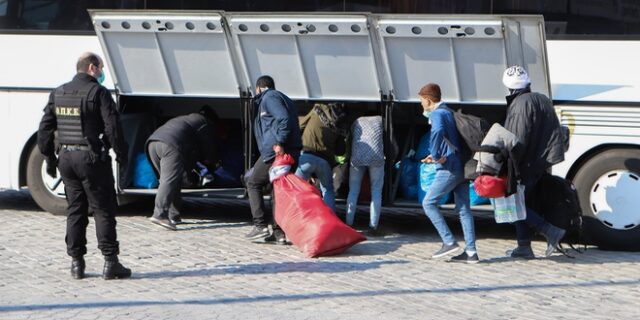 Στο λιμάνι της Καβάλας οι πρόσφυγες και μετανάστες με προορισμό το κλειστό κέντρο κράτησης στις Σέρρες