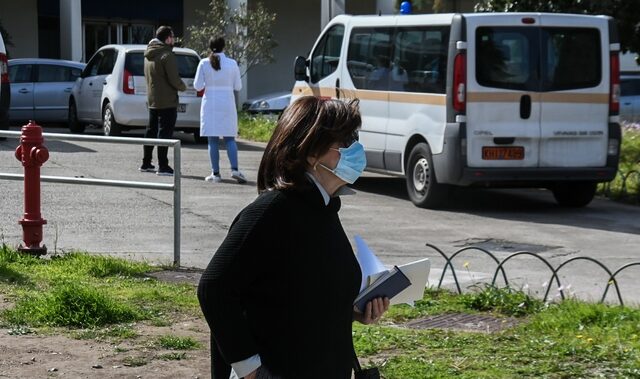 Κορονοϊός: Τα κρούσματα αυξάνονται και οι Έλληνες μαθαίνουν να προσέχουν