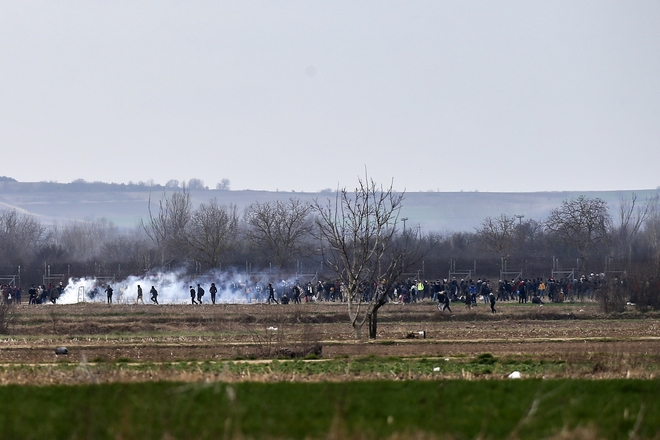 Έβρος: Ενταση στα σύνορα. Δακρυγόνα από την τουρκική πλευρά και εκατοντάδες απόπειρες εισόδου