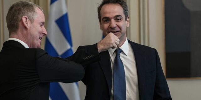 Η διαφορετική χειραψία του Μητσοτάκη λόγω κορονοϊού