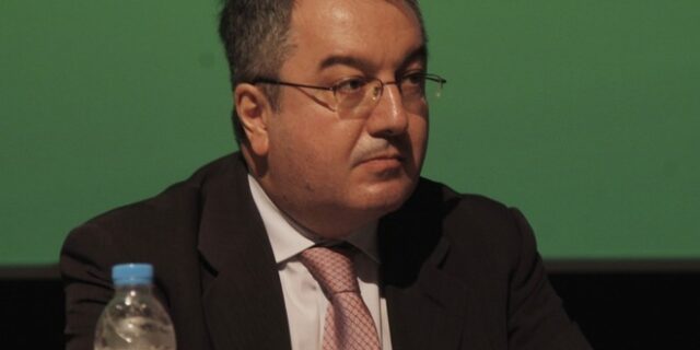 Μόσιαλος για μετάλλαξη Όμικρον: Όσοι έχουν κάνει την τρίτη δόση δεν πρέπει να ανησυχούν