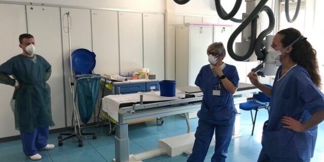 Κορονοϊός: Γιατροί και νοσηλευτές στην Ιταλία κλαίνε πριν γυρίσουν σπίτι τους
