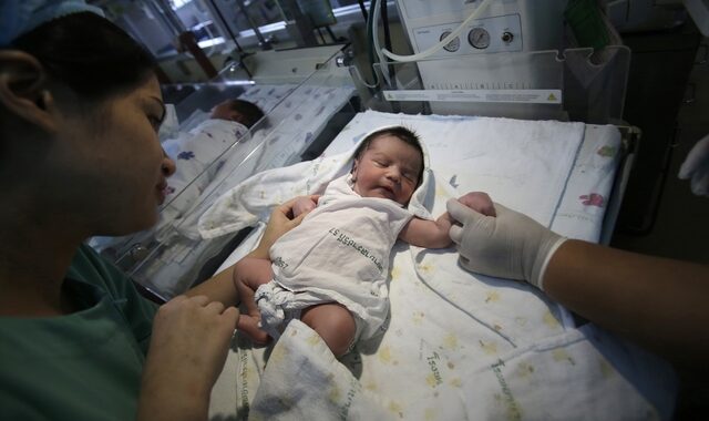 Κορονοϊός: Νεογέννητο μωρό στο Λονδίνο βρέθηκε θετικό στον ιό