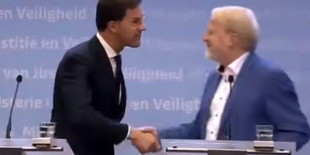 Ο Ολλανδός πρωθυπουργός προέβη σε χειραψία – “Όχι αυτό δεν επιτρέπεται. Ας το ξανακάνουμε”