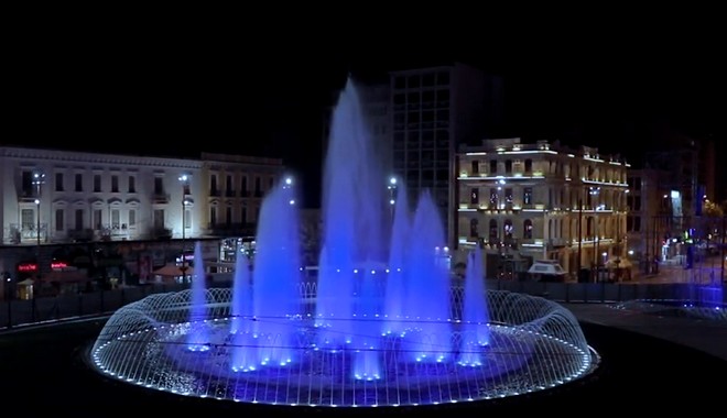 Στα χρώματα της γαλανόλευκης η νέα πλατεία Ομόνοιας από τον Δήμο Αθηναίων και την ΕΛΛΑΚΤΩΡ