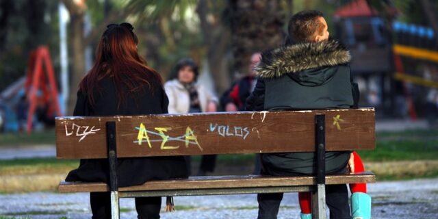 Κατερίνη: “Ξηλώνουν” τα παγκάκια από τις πλατείες για όσους δεν “μένουν σπίτι”