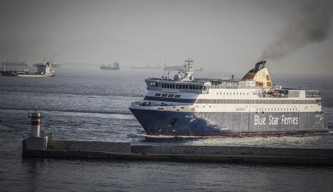 Κορονοϊός: Απέπλευσε το “Blue Star Myconos” από το λιμάνι της Λήμνου