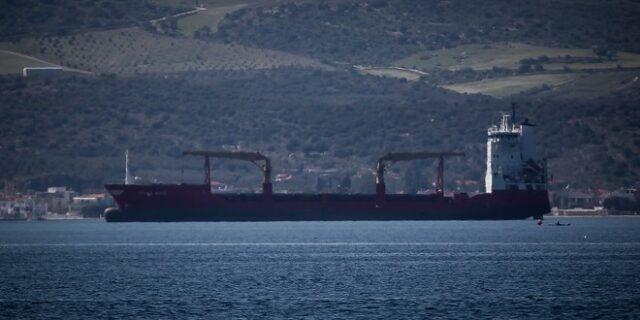 Φωτιά σε φορτηγό πλοίο, ένα ναυτικό μίλι βόρεια της Ελαφονήσου