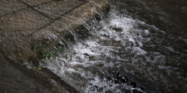 Κακοκαιρία: Κλειστοί δρόμοι στην Ραφήνα λόγω συσσώρευσης υδάτων