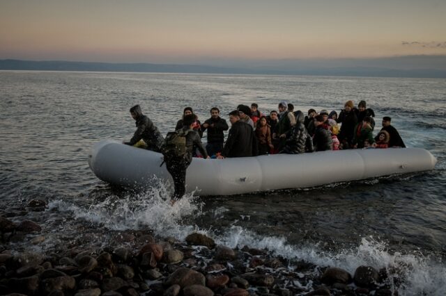 Καταγγελίες προσφύγων στο CNN: “Οι Έλληνες μας ρίχνουν στη θάλασσα”
