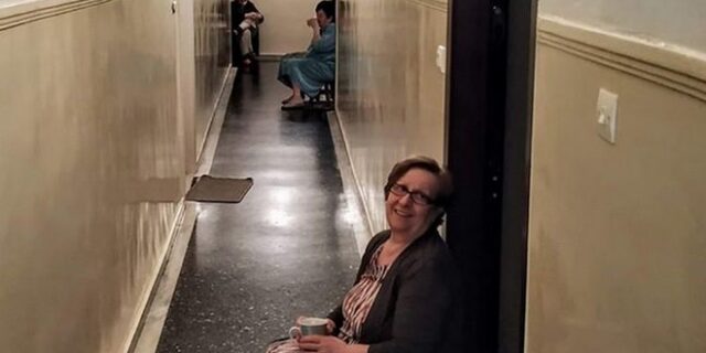 Κορονοϊός: Μένουν σπίτι και πίνουν καφεδάκι από απόσταση