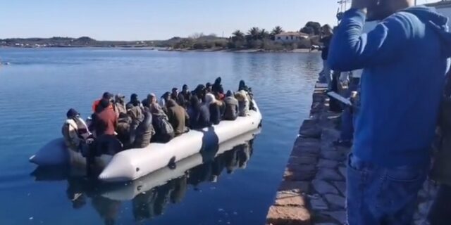 Λέσβος: Σε περίφρακτο χώρο στο λιμάνι οι μετανάστες μετά το μπλόκο των κατοίκων