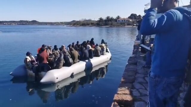 Λέσβος: Σε περίφρακτο χώρο στο λιμάνι οι μετανάστες μετά το μπλόκο των κατοίκων